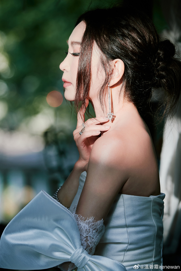 其中一張側面照更睇得十分清楚，現年57歲嘅溫碧霞狀態不錯