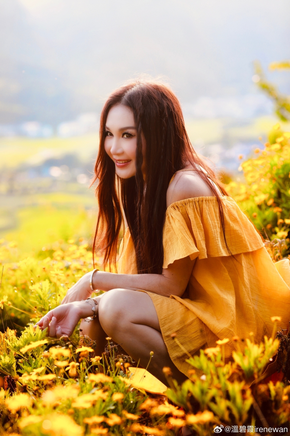 溫碧霞長時間喺內地工作，而佢「凍齡女神」等話題亦經常登上微博熱搜。