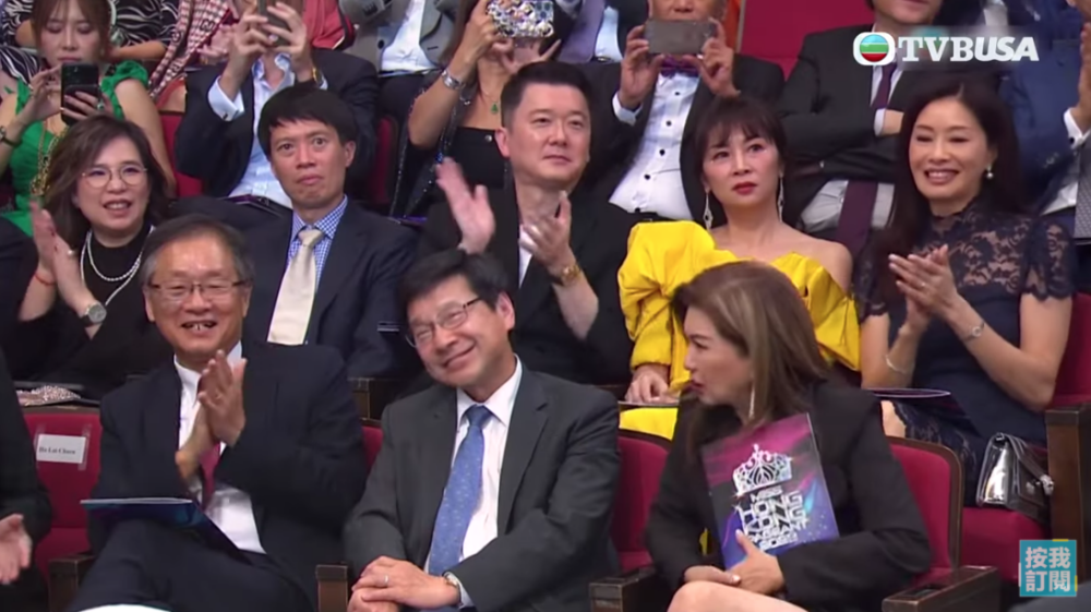 有網民發現宣佈賽果一刻，觀眾席嘅樂小姐皺晒眉咁同隔離嘅高層講嘢