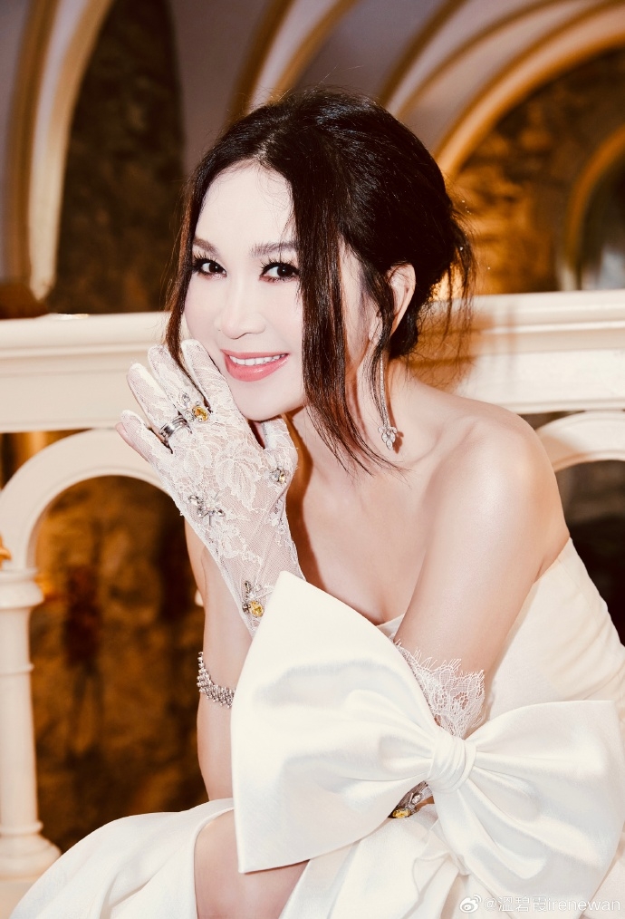 中溫碧霞盤起長髮，露出面頰及耳朵