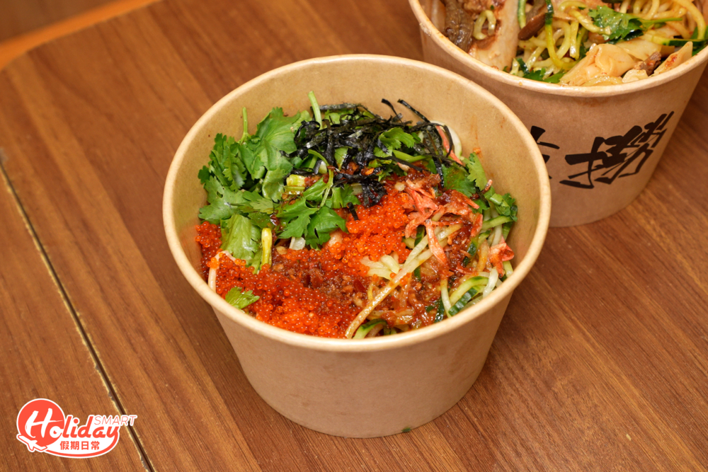 蟹籽雞軟骨爆蒜撈，涼麵掛上粒粒蟹籽，雞軟骨香辣惹味。