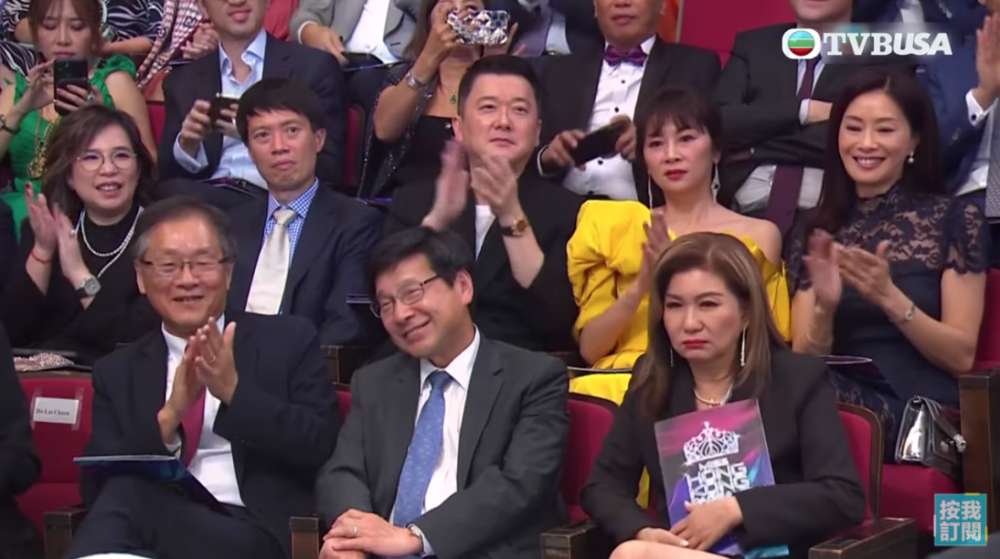 樂易玲忍唔住喺鏡頭前扁嘴？！