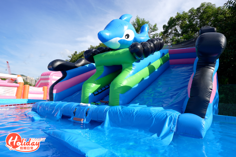 當中重點推介8米高海豚滑梯，從高處滑落，感受水花四濺的刺激感。