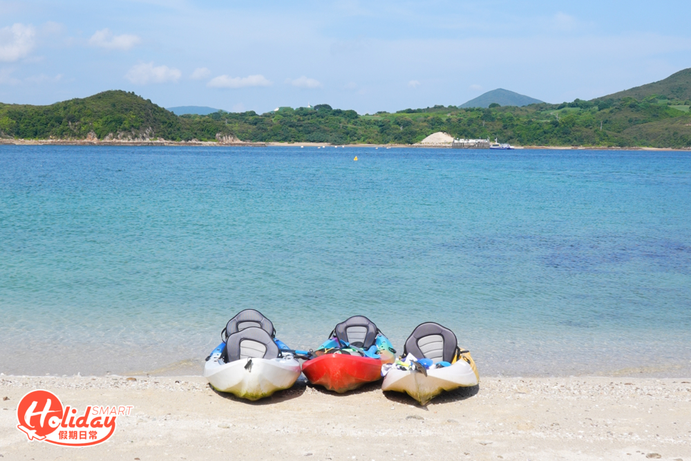 划獨木舟到橋咀島附近的沙灘,因水清沙幼,陽光下每步都清澈見底,故有「港版馬爾代夫」之稱。藍天白雲加上清澈的海洋,吸引不少人在岸邊玩直立板,打卡一流!