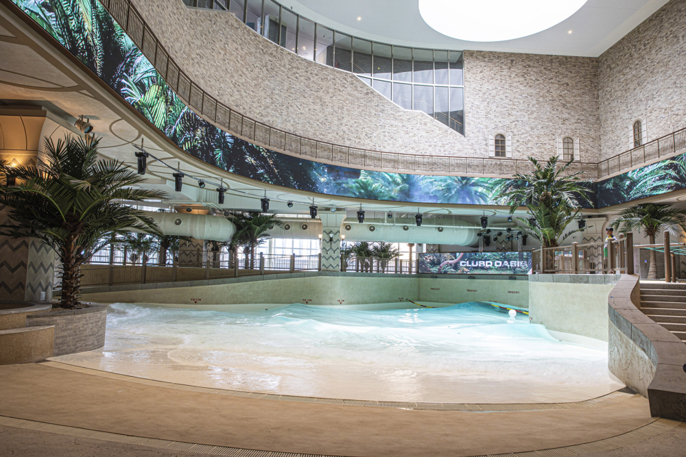 仲有仿真的人造浪泳池!