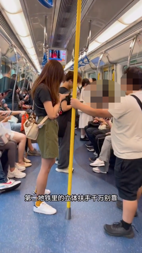 內地網民指出唔應該將身體挨住扶手,阻礙到其他人扶住