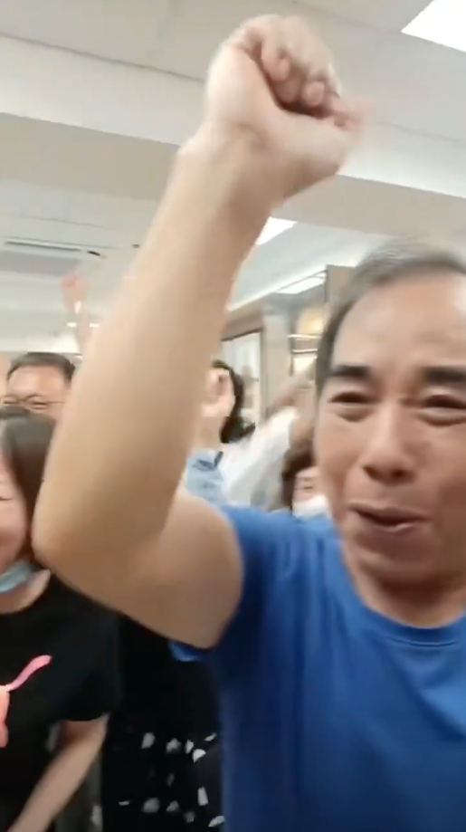 其他人都十分開心，紛紛拎出手機拍攝莊子璇奪冠嘅時刻，又振臂高呼。