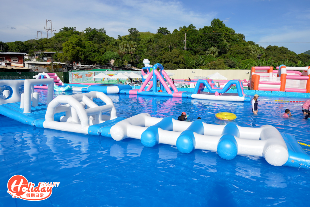 水上樂園佔地5萬呎，設兩大巨型充氣泳池。