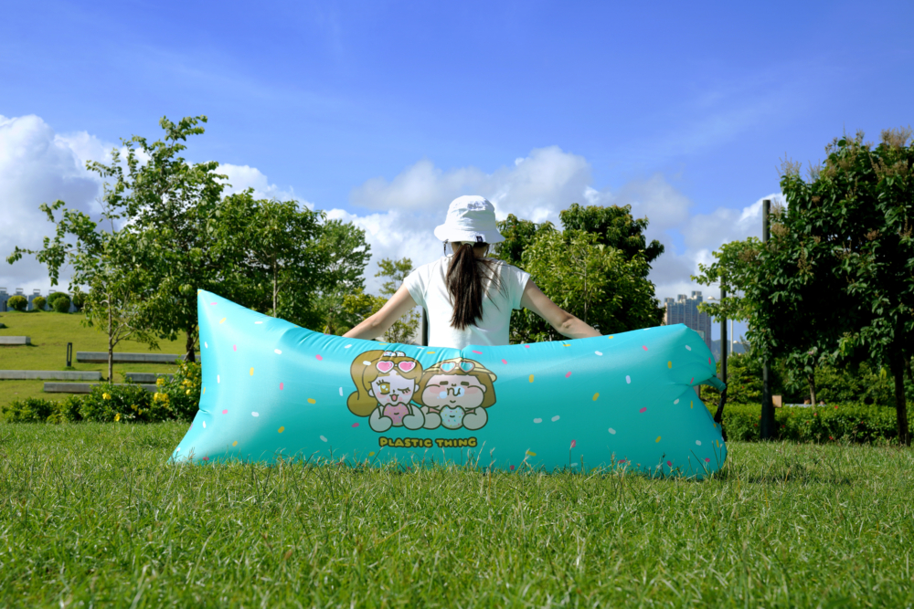 「充氣梳化」長度有人咁高,成個人訓落去都無有怕。