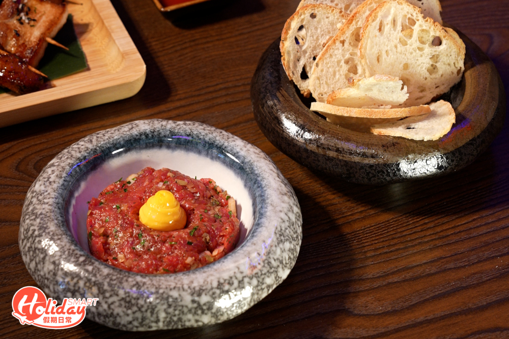 生牛肉他他撈勻蛋黃醬後可配合酸種麵包脆片食用。