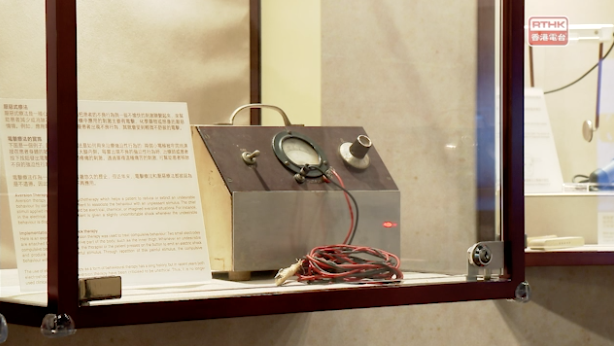 「時光隧道」展區就展出唔少珍貴嘅文物同圖片,回顧自香港開埠以嚟精神科服務嘅發展。