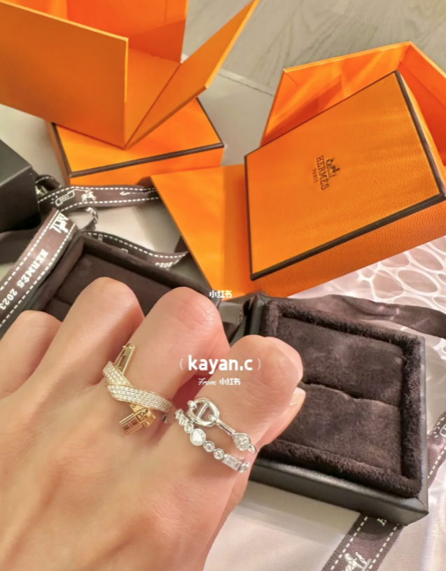 一向鍾情名牌蔡嘉欣亦有喺小紅書分享新買嘅Hermès戒指