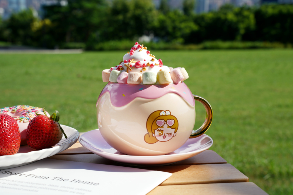 特大造型嘅Plastic Thing杯將為食妹同女神分開,用嚟食雪糕又得,當碗用都得!