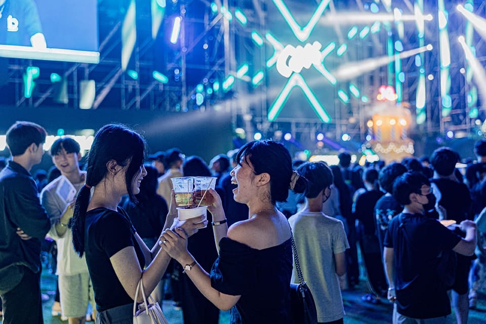 一邊吃炸雞飲啤酒，一邊觀賞演出！