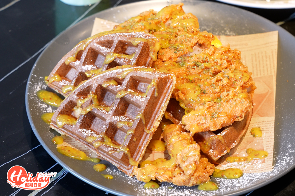 脆辣蜜糖芥末炸雞窩夫份量足料，炸雞外脆內嫩。