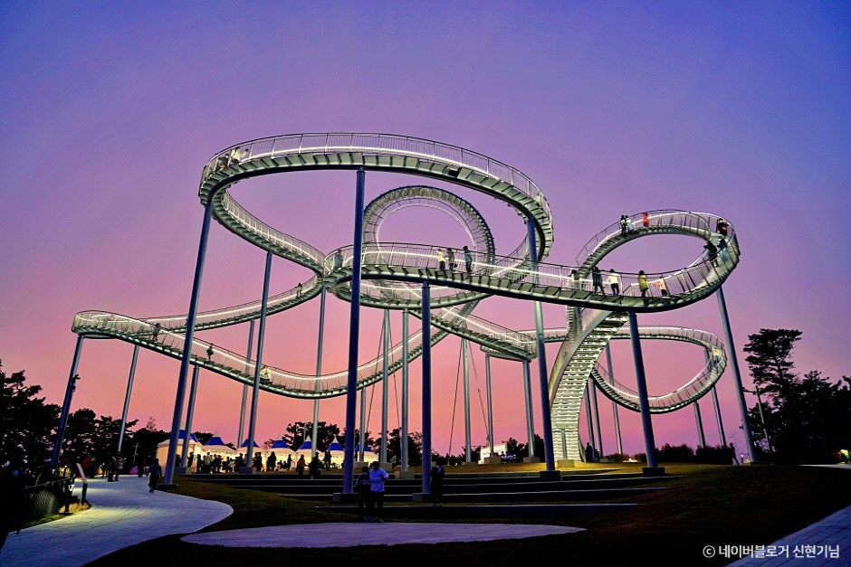 不論有沒有登上步道，記得在巨型愛心下打卡！