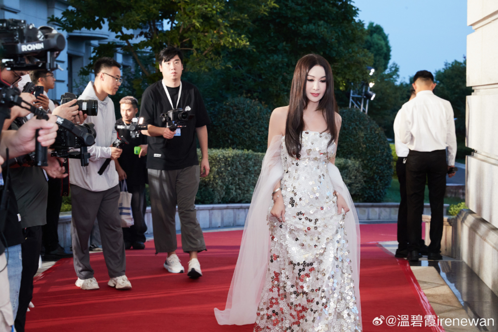 向來有「不老女神」之稱嘅溫碧霞近年不時喺內地登台