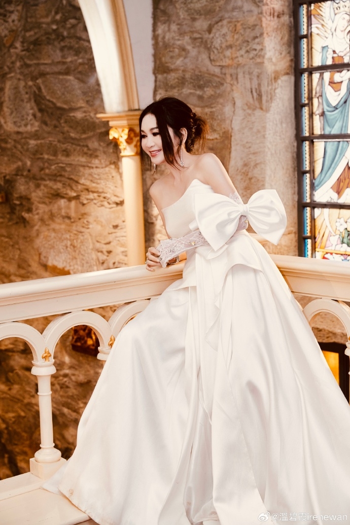 溫碧霞近日就喺微博分享咗近照：「第四屆國際愛情盧山電影節：）今天推介電影倩女幽魂是我的最愛電影，真的是經典的古代愛情電影：）」