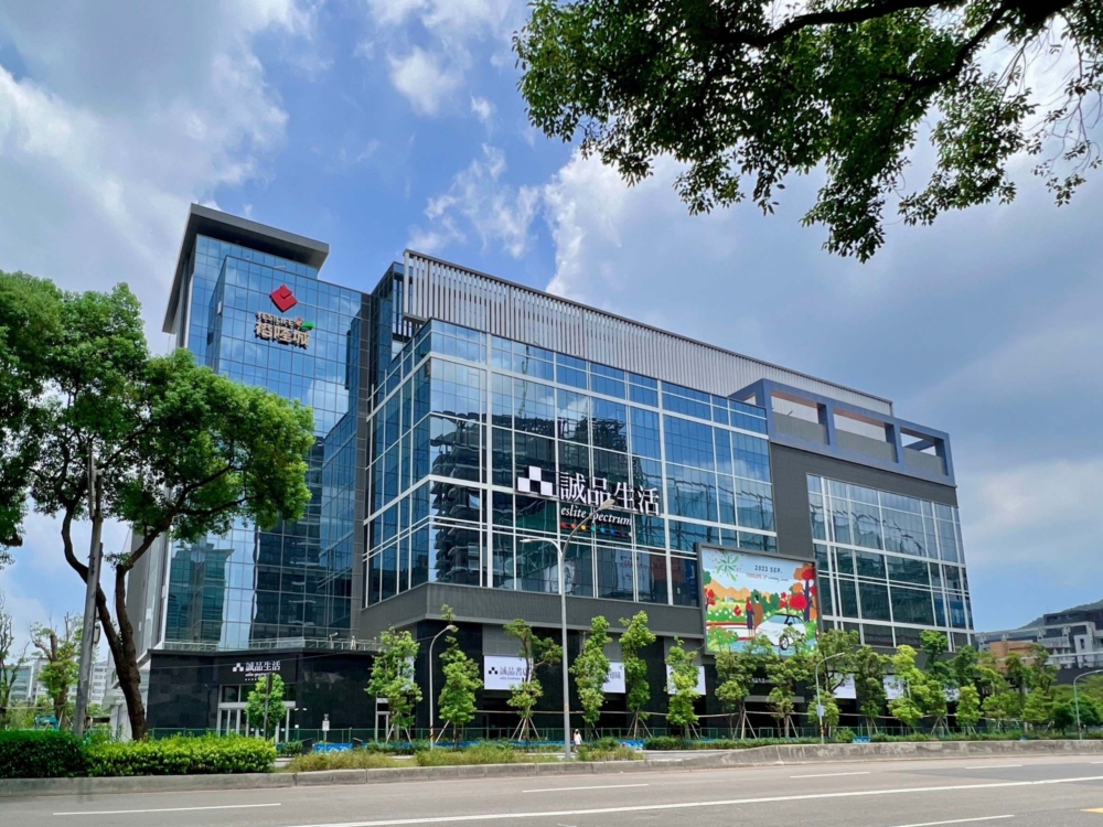 位於台北新店的「裕隆城」成為當地最大的百貨商場！