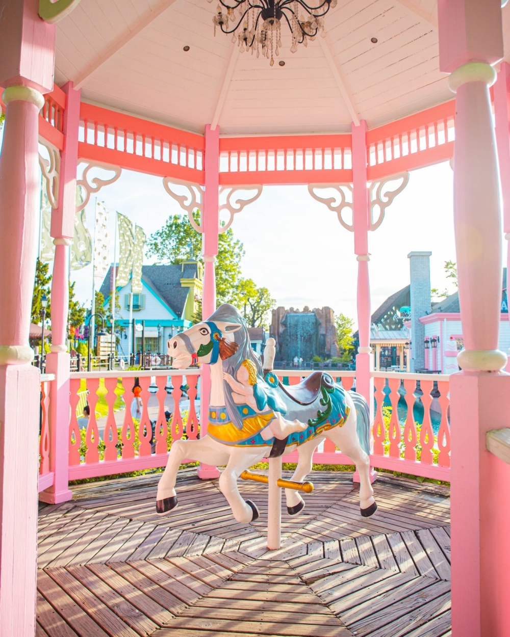 旋轉木馬的亭子係粉紅色調～