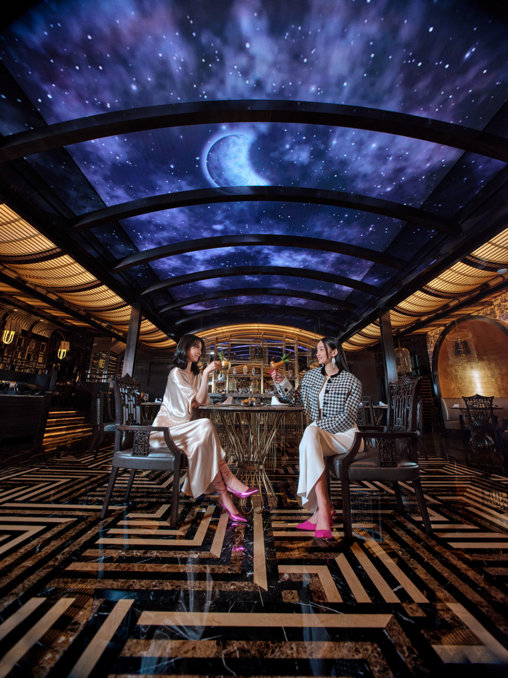 味賞佈置由大師 Karl Lagerfeld親自設計，處處可見獨特鮮明風格，Fans必定要朝聖！