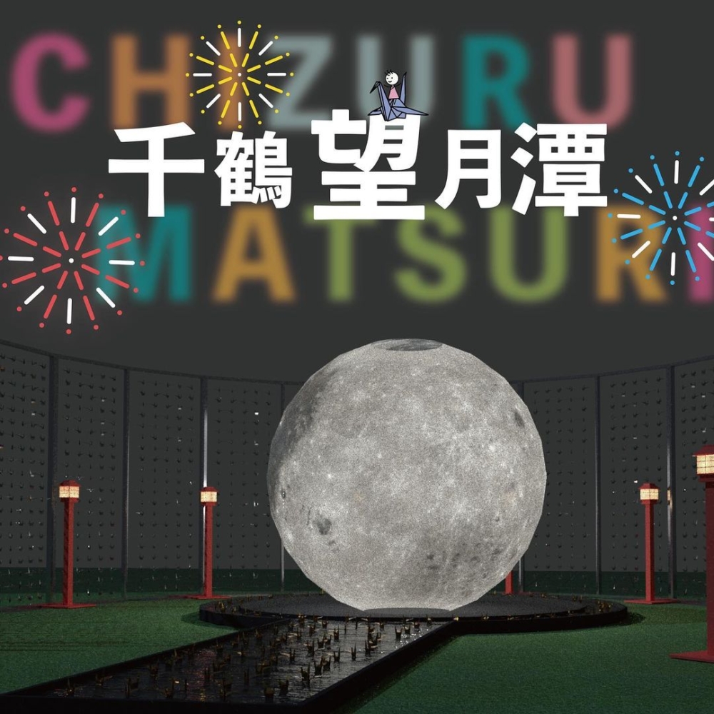 巨型月亮在白天及夜晚呈現的畫面完全不同，其中後者更有Feel！