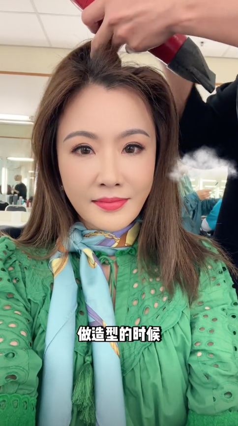 影片一開頭張文慈就話好耐無返TVB,表示今次係過嚟試造型嘅