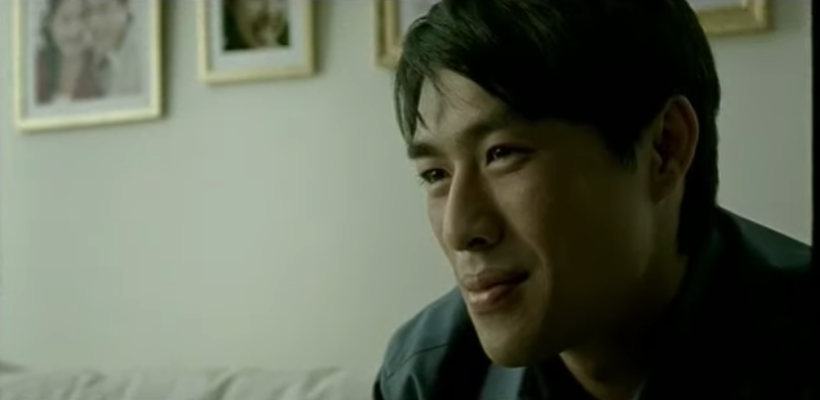 最後片中只見丈夫坐喺梳化上睇返以前拍嘅影片。