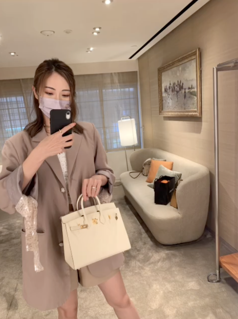 買到新袋佢勁開心!