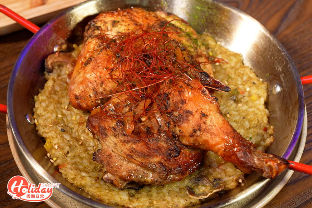 三黃雞香蔥炊飯用上秘製香料醃製,雞肉醃得入味又多汁。