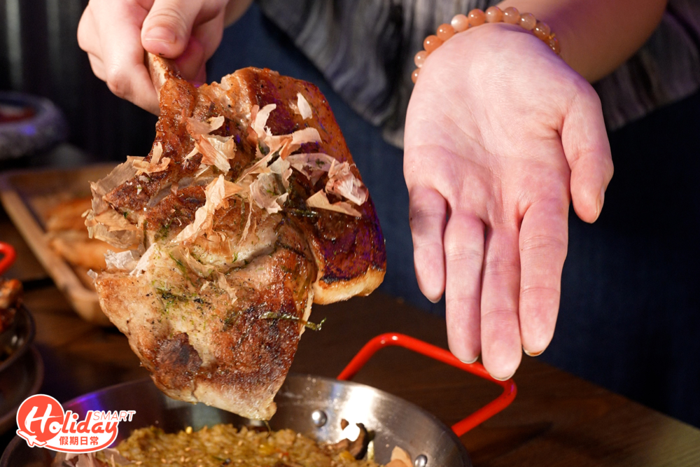 巨人黑毛豬扒炊飯的豬扒有手掌般大,非常誇張。