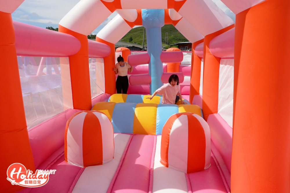 充氣城堡以粉紅Barbie風設計，充滿少女感，可以鬥快跨越障礙物。