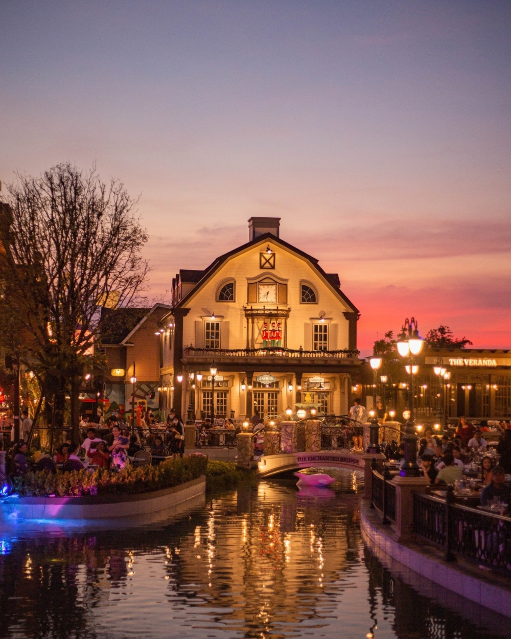 「Chocolate Ville」的 白天及夜晚呈現出截然不同的風情及意境～