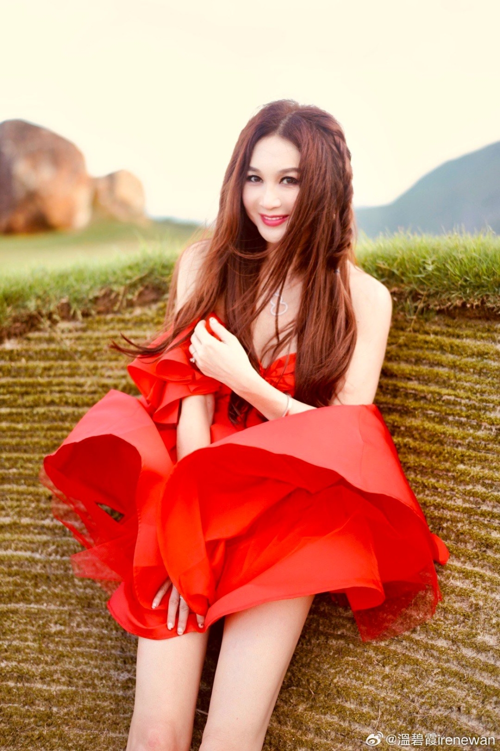 除咗獲網友大讚駐顏有術之外，亦有人認為佢打扮與年齡不符