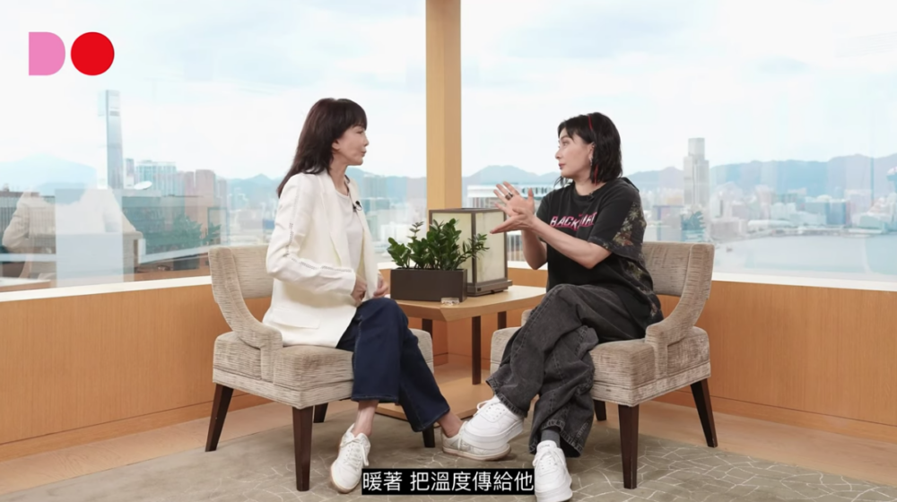 何超儀抱住老公隻腳同關節位,希望可以令佢身體回暖。