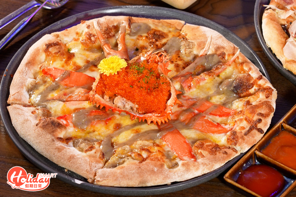 招牌甲羅燒薄餅以原隻松葉蟹入饌,蟹蓋釀滿激量蟹膏、蟹肉與蟹子。