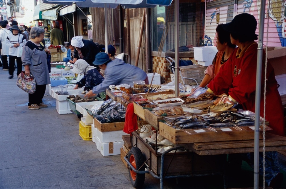 雖然港人遊日帶少量水產當手信不受禁令限制，但香港政府建議不要購買禁令範圍地區的水產品～