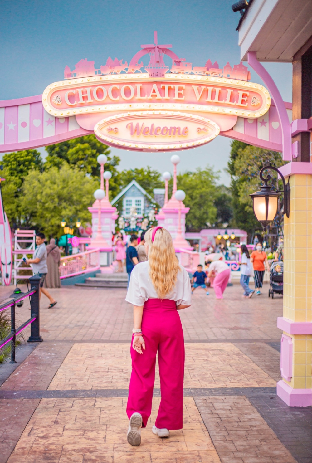 入口處的招牌超醒目！