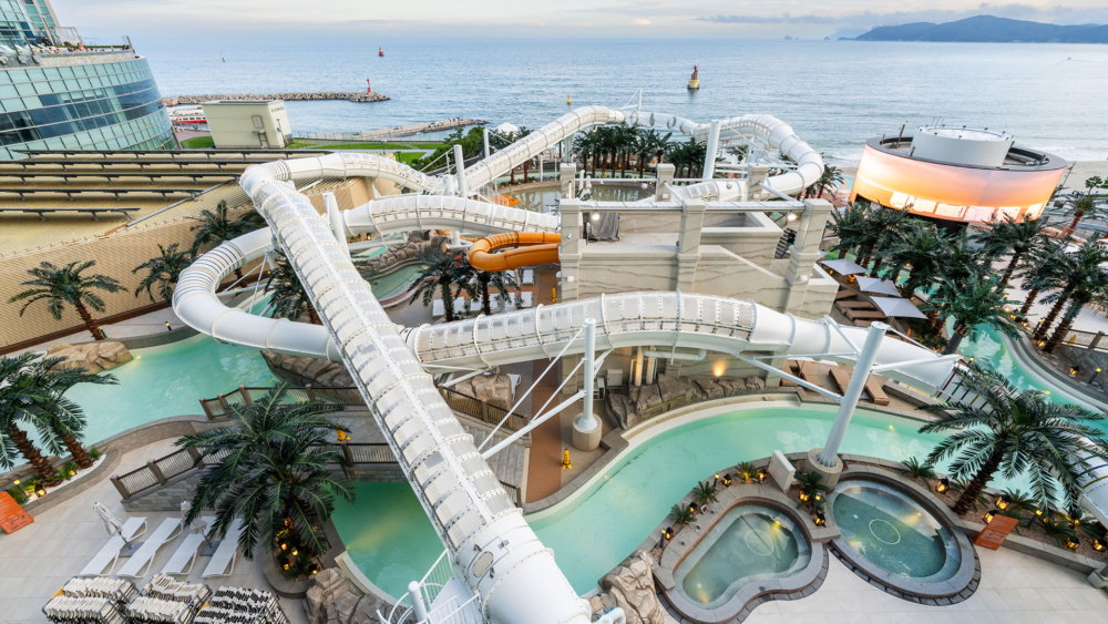 200米長的空中滑水道!