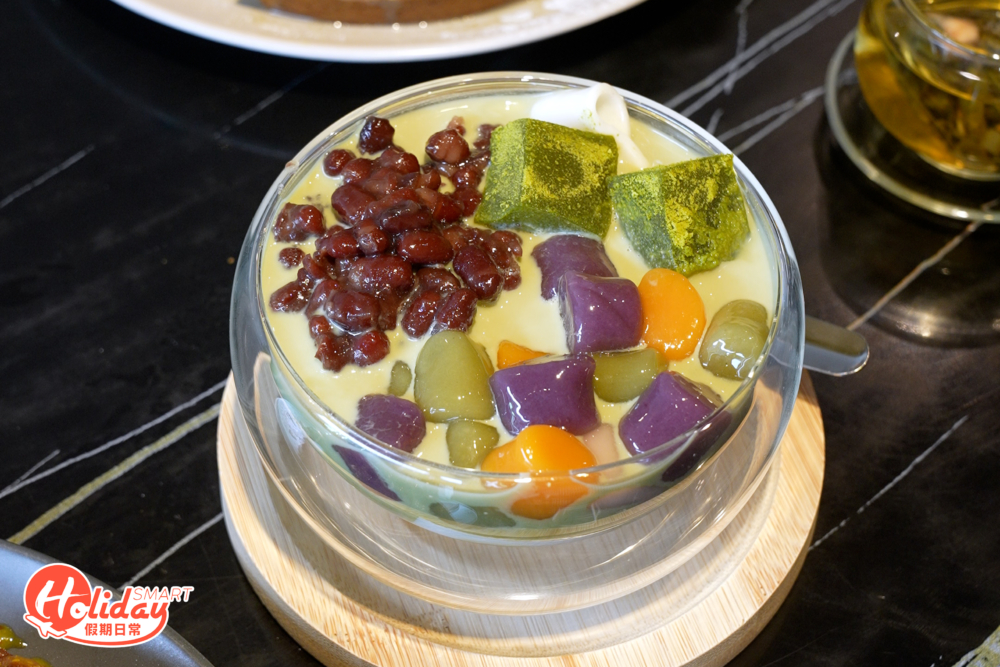 綠茶河加入椰汁河粉，以抹茶奶做底。