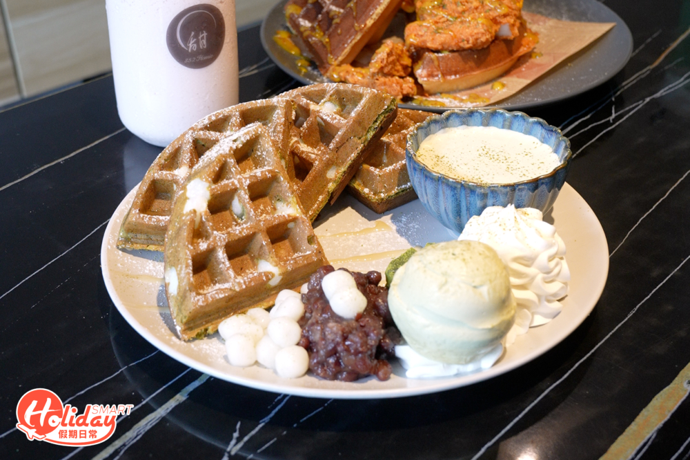 必食綠茶麻糬紅豆窩夫，加入粒粒麻糬口感更豐富。