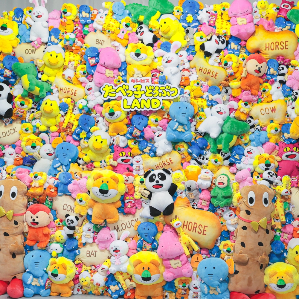 一眾動物們跳出餅乾及包裝盒，與大家一起互動～