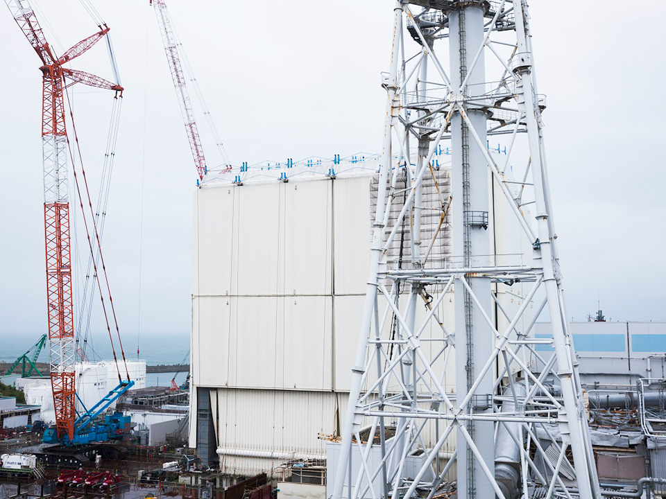 福島核電廠因日本2011年9級大地震而受到波及，發生大爆炸導致輻射泄漏～