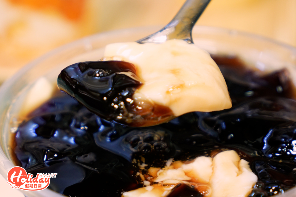 人氣黑糖仙草豆腐花，仙草淡淡清新，與豆腐花十分搭配。