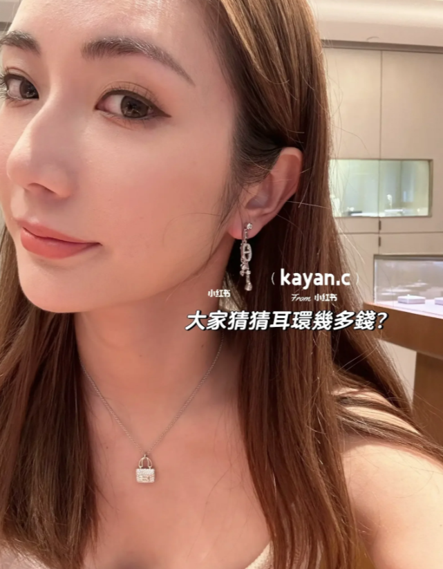 蔡嘉欣仲試埋耳環~