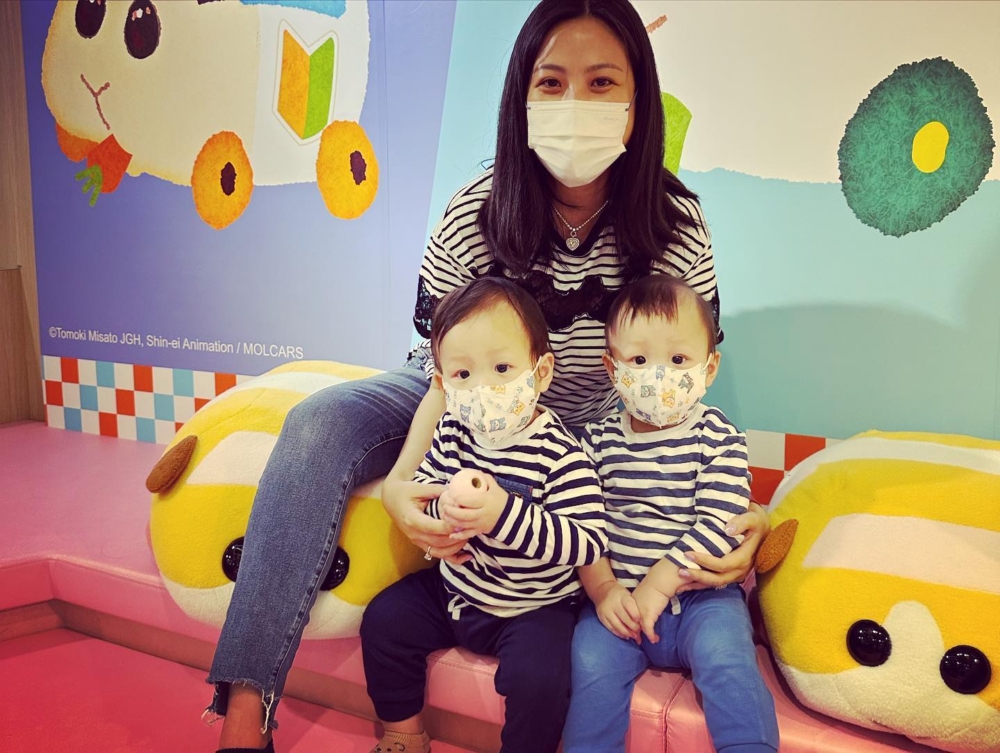 睇返李太本尊嘅Facebook,佢已經係3子之母