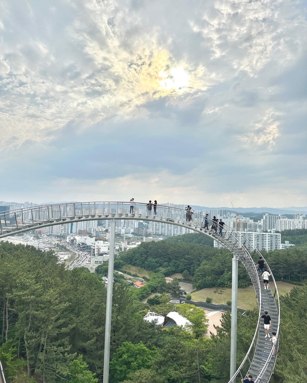登上步道可飽覽360度的景緻～