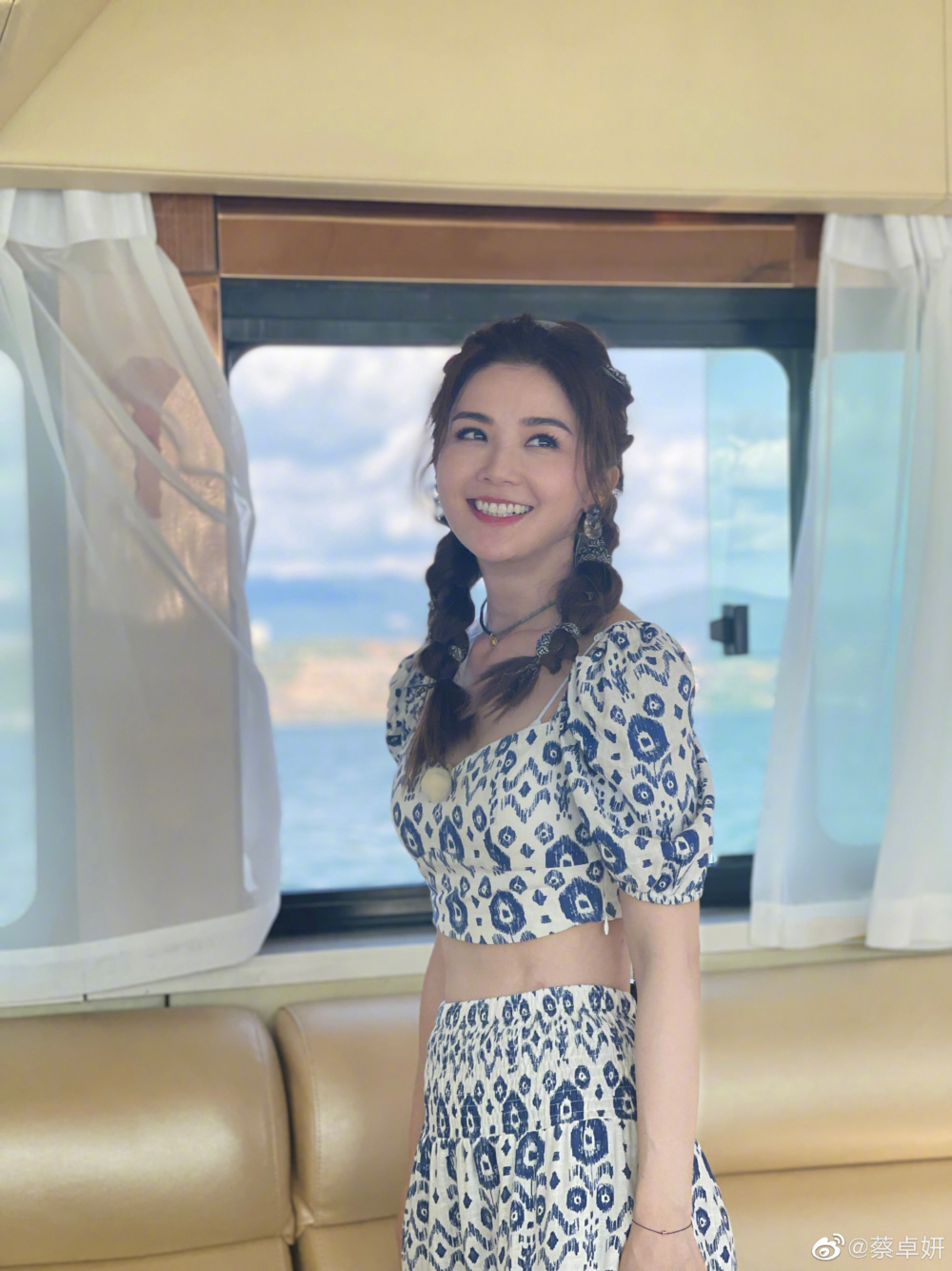 有傳阿Sa唔喺身邊時，石恆聰與圈內人C小姐過從甚密，阿Sa一直啞忍