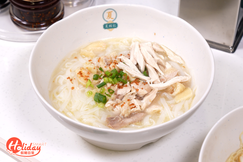 新店增設手撕雞泡飯和麵食,雞肉選用本地雞,肉質夠嫩滑,配上河粉同食更地道,也可以與浸泡在魚湯的泡飯同食,鮮甜十足。