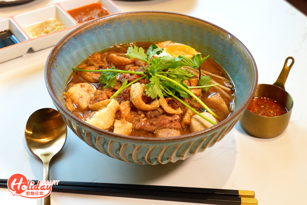 另一賣點是A4宮崎和牛船麵,以日本直送A4宮崎和牛入饌,食落入口即溶又嫩滑。船麵湯底以幾十斤豬骨和鮮雞,再配以豬血糕及泰國香料熬製而成,再配上泰國豬肉丸、豆卜、雞蛋等配料,十分足料!